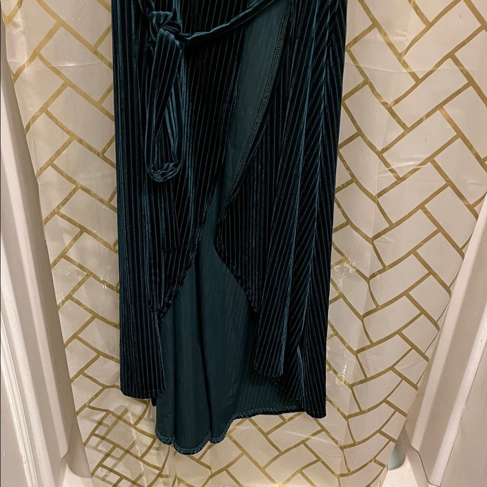 Elegant Dark Green Velvet Midi Wrap Dress with Self-Tie Waist - Picture 4 of 11